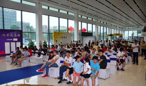 汽車旗艦店開業(yè)慶典現(xiàn)場(chǎng)